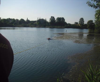 pompieri salvano un cane caduto nel laghetto