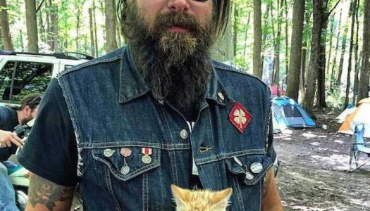 Biker salva gattino e diventano amici inseparabili