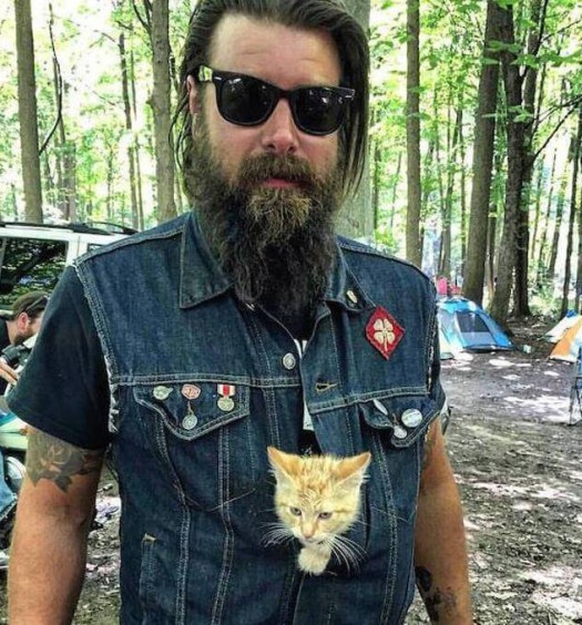 gatto Party e motociclista Pat