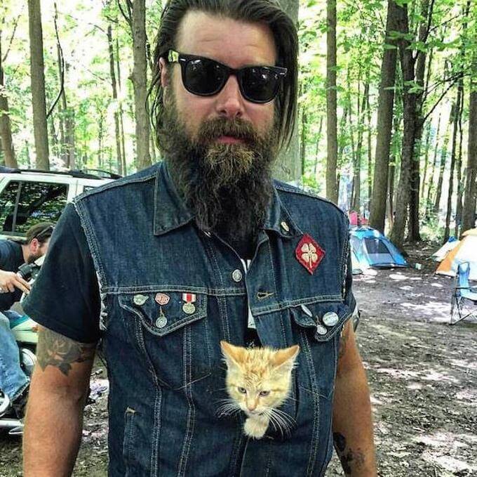 gatto Party e motociclista Pat